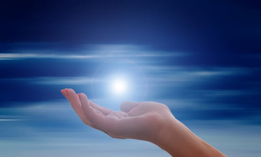 Un passeur d’âmes est une personne dotée d’une sensibilité énergétique particulière qui lui permet de ressentir, comprendre et accompagner les âmes dans leur cheminement.