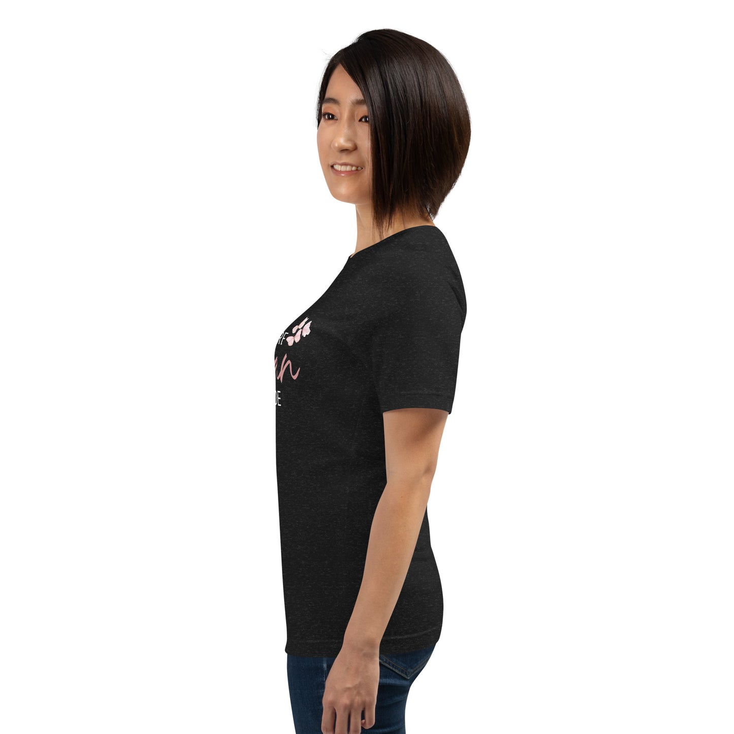 T-shirt noir avec l’inscription « Meilleure Maman au Monde » et illustration de papillons