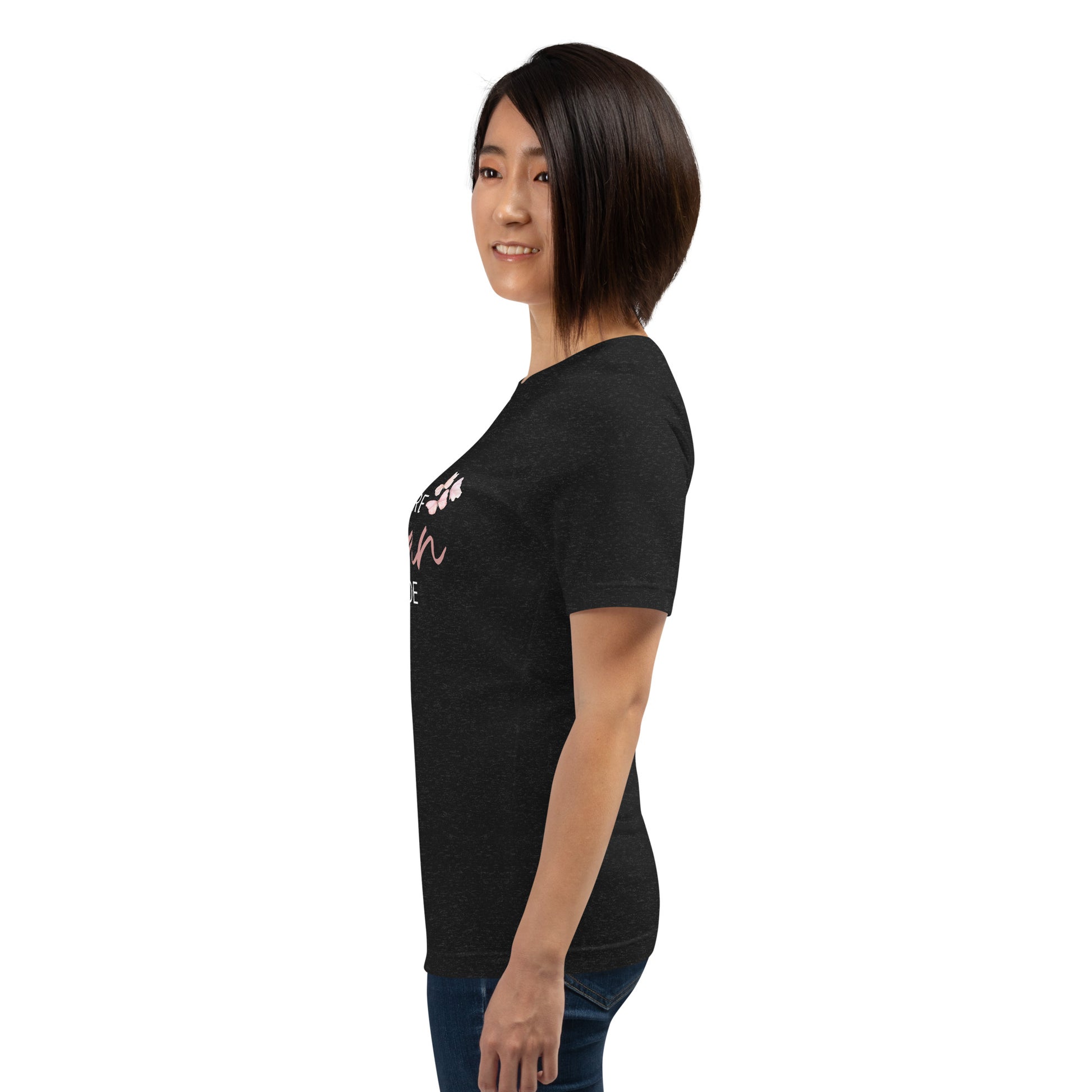 T-shirt noir avec l’inscription « Meilleure Maman au Monde » et illustration de papillons