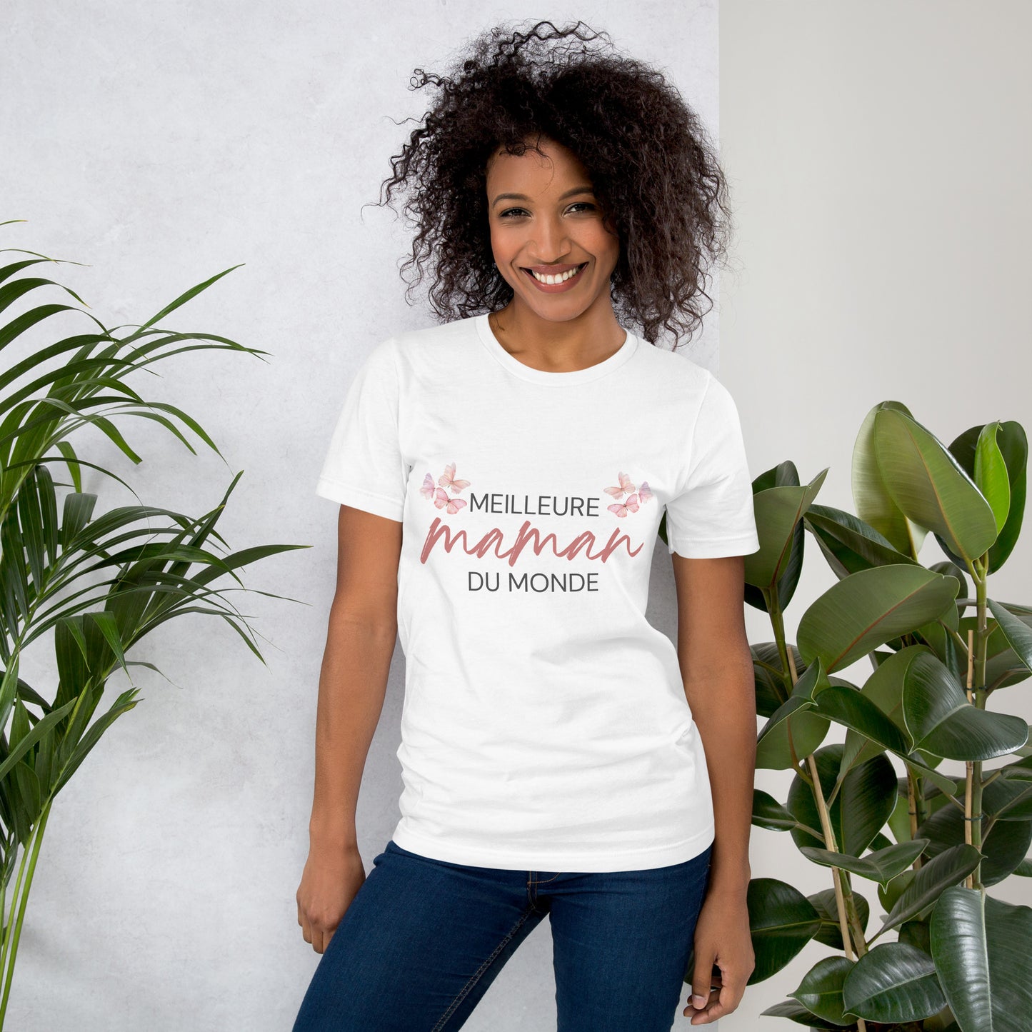 Gros plan sur le design papillon et texte élégant sur un t-shirt