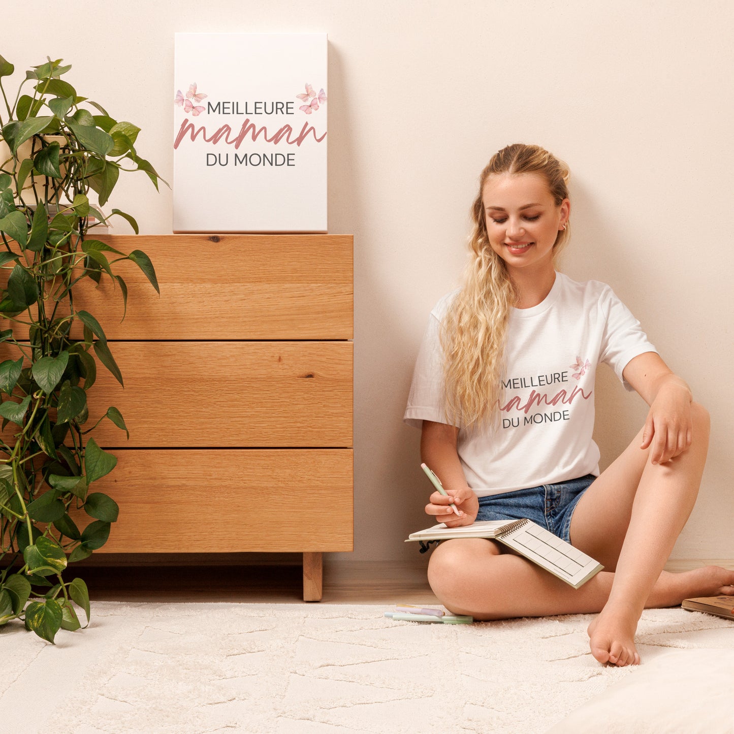 Femme portant un t-shirt "Meilleure Maman au Monde", parfait pour la Fête des Mères