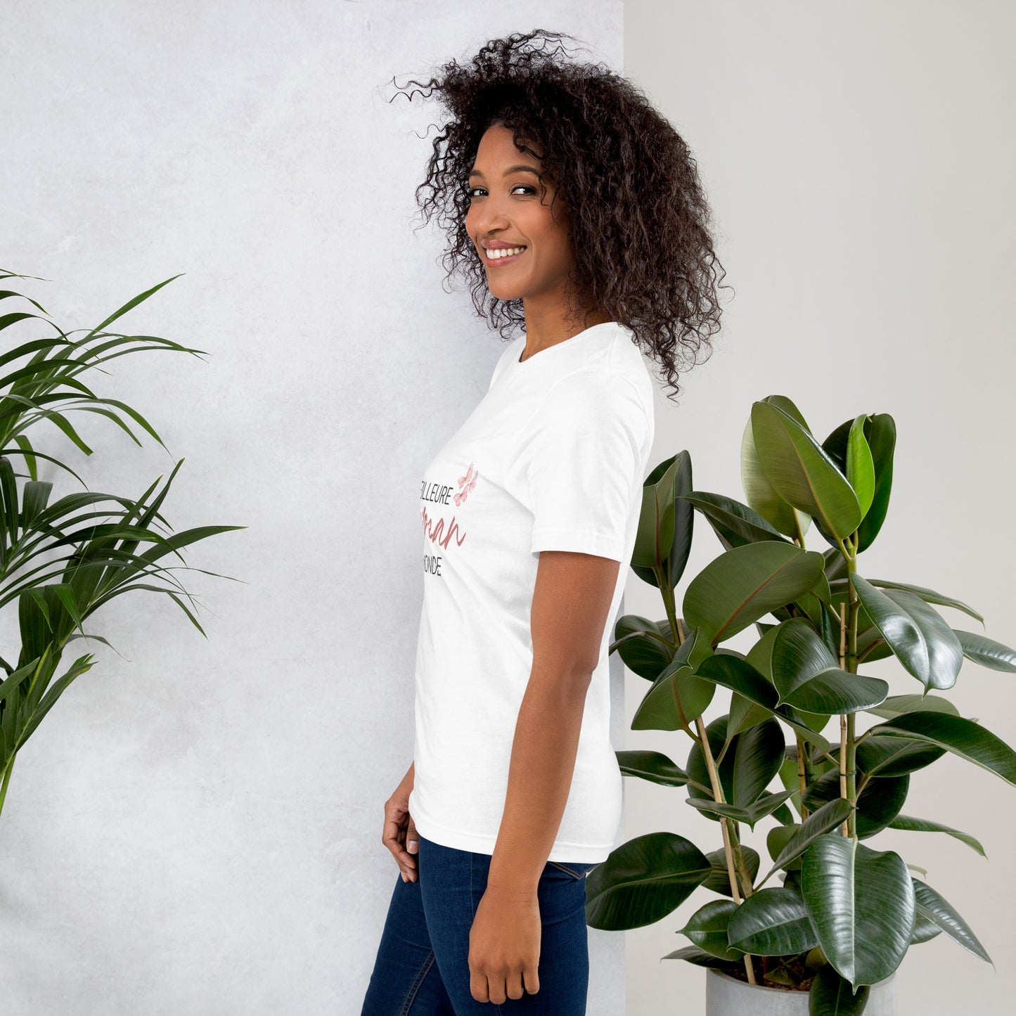 T-shirt blanc avec l’inscription « Meilleure Maman au Monde » et illustration de papillons