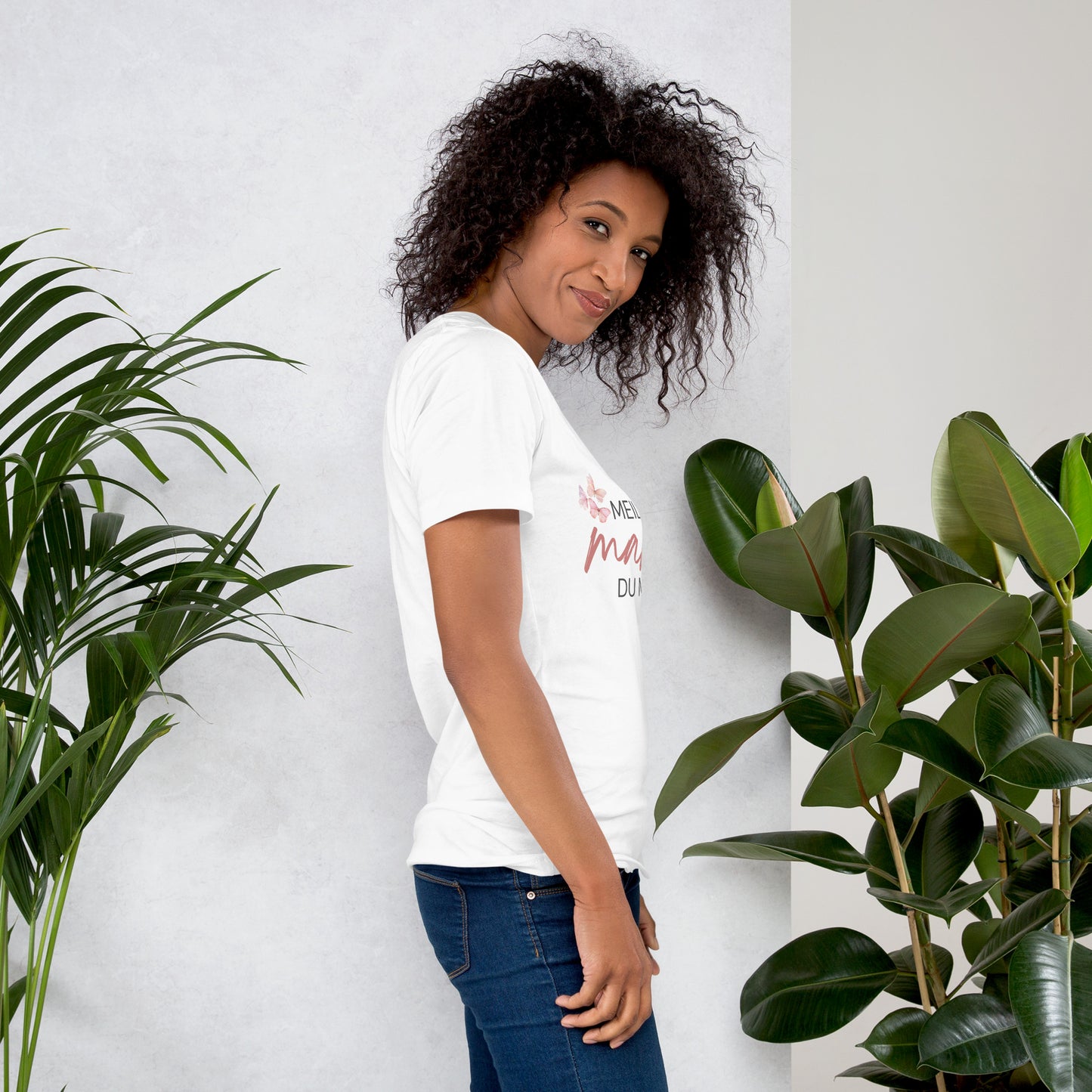 T-shirt blanc avec l’inscription « Meilleure Maman au Monde » et illustration de papillons