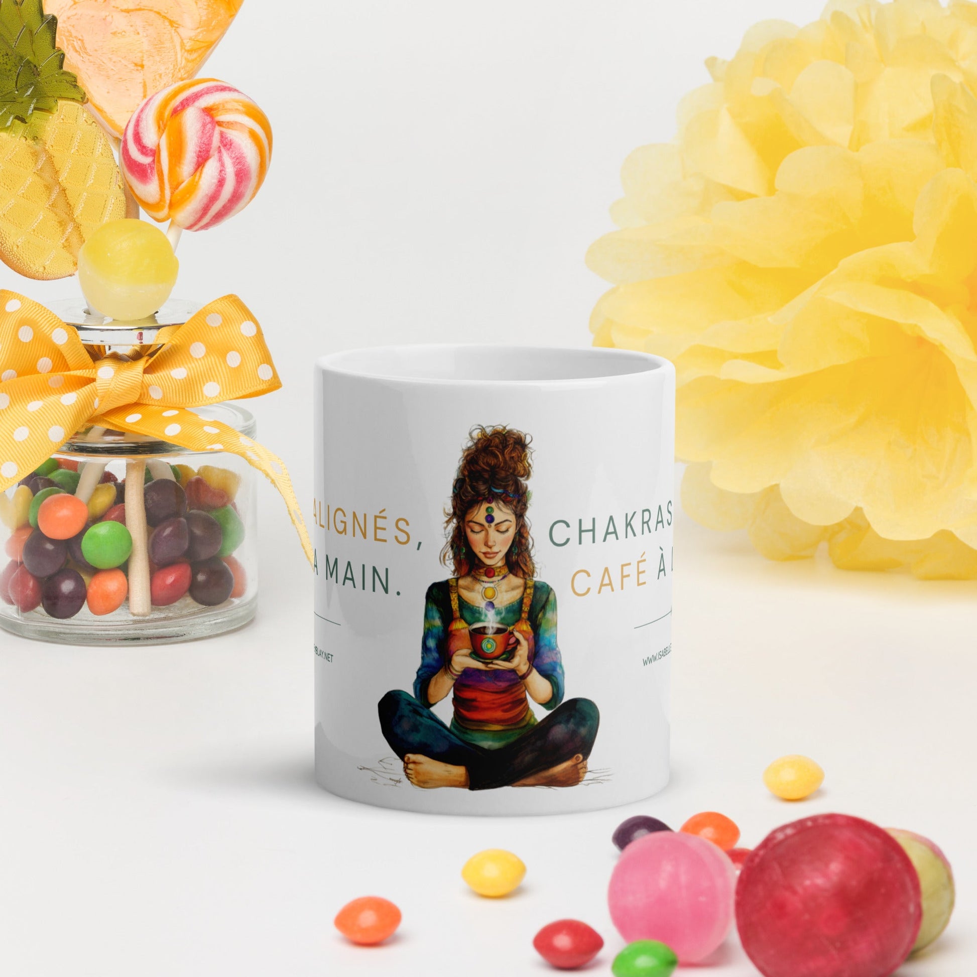 Mug Blanc Brillant - Chakras alignés, café à la main.