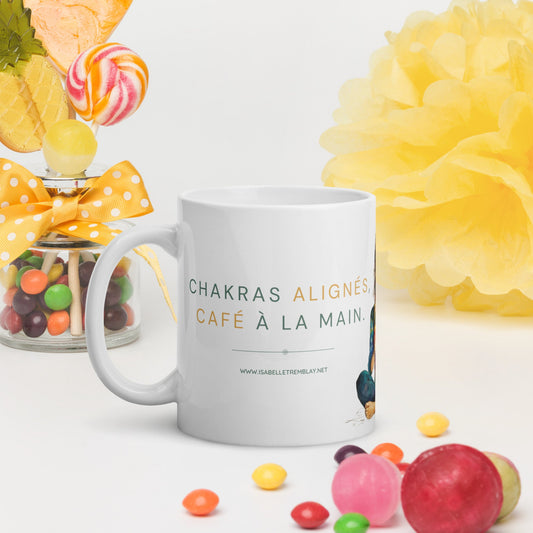 Mug Blanc Brillant - Chakras alignés, café à la main.
