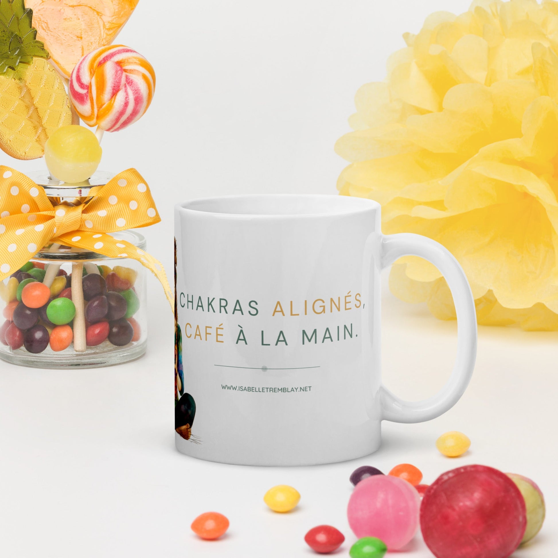 Mug Blanc Brillant - Chakras alignés, café à la main.
